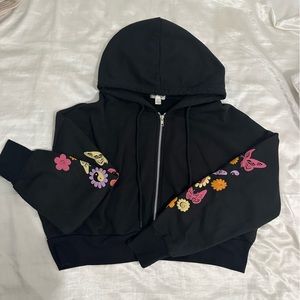 Crop hoodie with grafic in the back and sleeves.